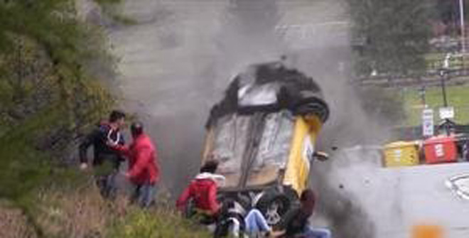 史上最幸運(yùn)撞車！圍觀群眾躲過一劫