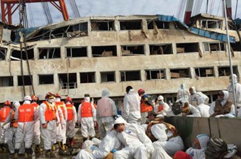 湖北監(jiān)利:救援官兵船艙內晝夜搜救