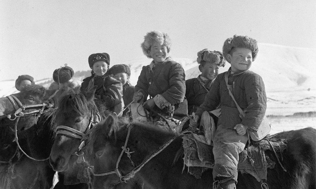 1964年春，新疆伊犁哈薩克自治州昭蘇縣的哈薩克族小學生們。新華社記者武純展攝