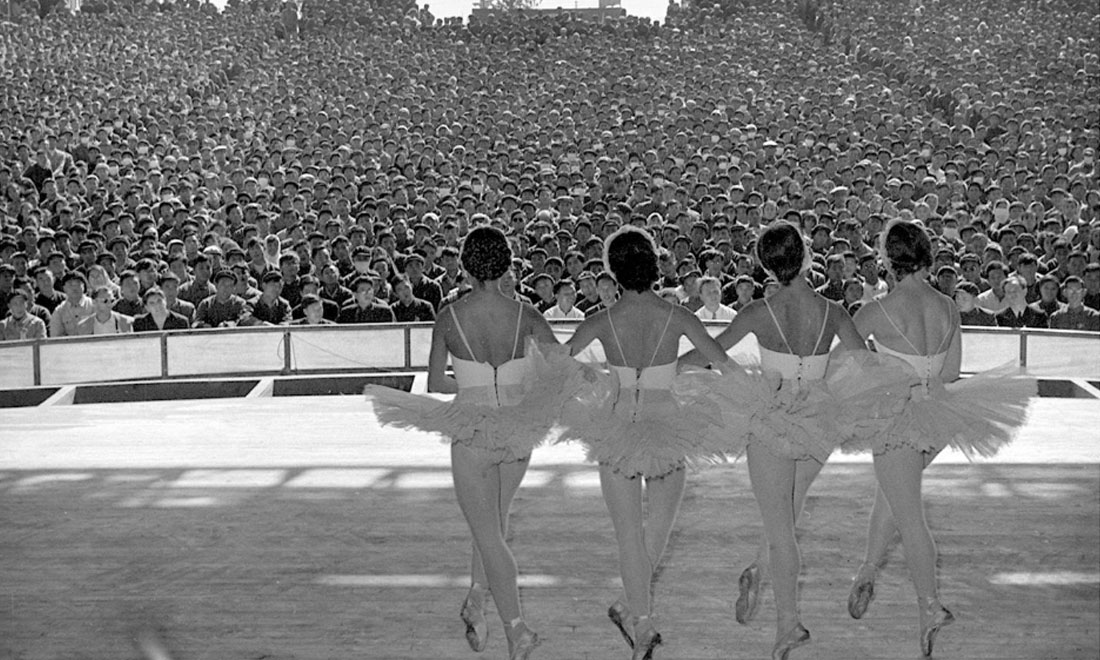 1957年10月，蘇聯(lián)國立新西伯利亞歌劇芭蕾舞劇院為北京石景山鋼鐵廠工人演出。新華社記者鄭震孫攝