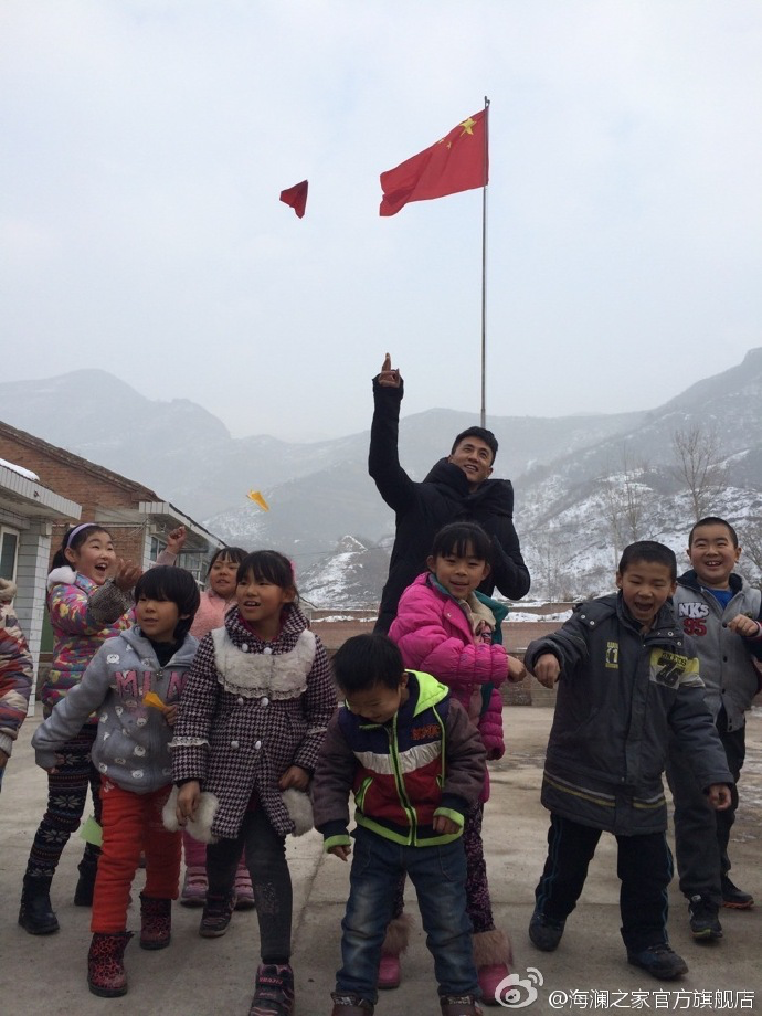 2015年&ldquo;多一克溫暖&rdquo;著名演員杜淳加入溫暖行動。暖男杜淳很快和孩子們打成了一片，他和孩子們聊起了夢想，讓孩子們將它寫在紙上并折成紙飛機(jī)，領(lǐng)著孩子們來到操場上將帶著夢想紙飛機(jī)放飛。