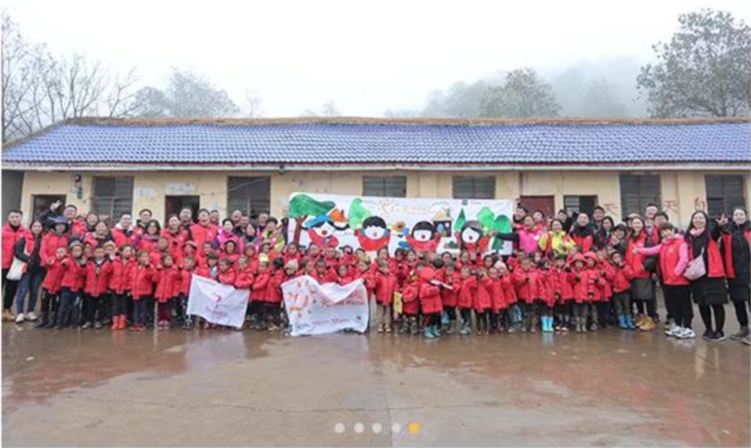 2018年11月6日，&ldquo;多一克溫暖&rdquo;團(tuán)隊走進(jìn)大涼山深處。為孩子們送去冬衣的同時，海瀾之家聯(lián)合網(wǎng)易打造在線課程平臺，把優(yōu)質(zhì)的教育資源也傳遞到偏遠(yuǎn)山區(qū)。同年，知名導(dǎo)演陸川特別參與監(jiān)制了&ldquo;多一克溫暖&rdquo;微電影《信歌》，為山區(qū)送去&ldquo;暖身又暖心&rdquo;的力量。