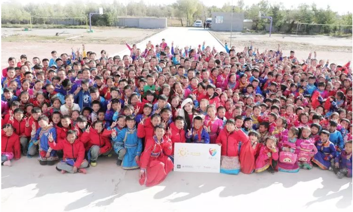 不知不覺，&ldquo;多一克溫暖&rdquo;已經(jīng)步入第六年。2019年10月14日，林志玲首次作為公益同行人，攜手鳳凰網(wǎng)&ldquo;護(hù)童計劃&rdquo;，與&ldquo;多一克溫暖&rdquo;一起趕赴內(nèi)蒙古回訪茫汗蘇木中心校的&ldquo;志玲姐姐之家&rdquo;，給那里的孩子送去溫暖。