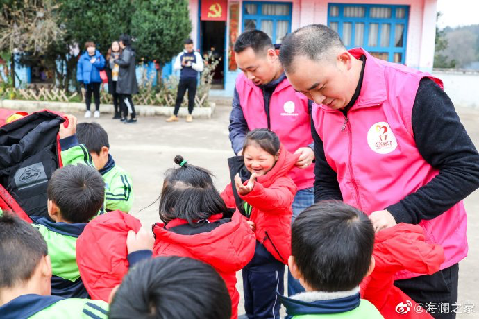 2019年11月，海瀾之家的志愿者們來到了貴州六盤水市的南開鄉(xiāng)。這里地域偏遠(yuǎn)溝壑縱橫。志愿團(tuán)隊就這樣小心謹(jǐn)慎的行駛在霧蒙蒙的山路上，堅持把物資送到了塢鉛小學(xué)的孩子們手里。