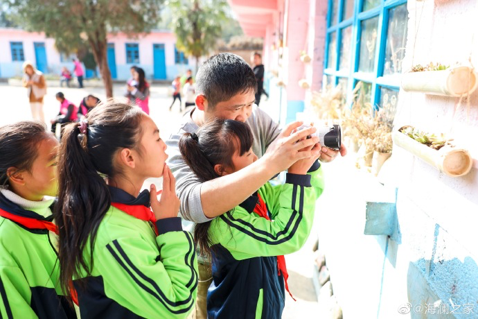 盡管身處大山，塢鉛小學(xué)卻到處都是驚喜，自制插花、獨一無二的石頭畫、杉木墩上的24節(jié)氣圖&hellip;&hellip;孩子們從不缺少發(fā)現(xiàn)美的眼睛。2019年，海瀾之家特別準(zhǔn)備了攝影課堂，讓孩子們通過拍照的方式自由地傳達(dá)真善美。