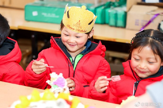 從暖身到暖心，海瀾之家的志愿者們不僅為孩子們帶去了學(xué)習(xí)用品，還帶去了生日蛋糕，給孩子們過了一個難忘的生日party。生長在山區(qū)的他們，過生日也只能和在外打工的父母通個電話，許多孩子還是第一次和這么多人一起吹蠟燭許生日愿望。