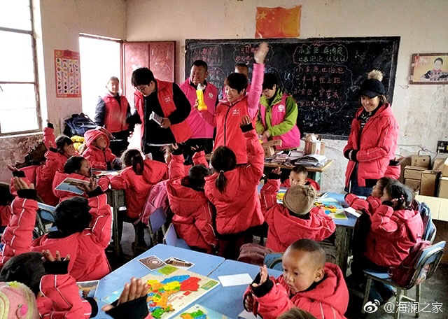 2018年，由海瀾之家攜手網(wǎng)易新聞打造的&ldquo;多一課溫暖&rdquo;課程平臺讓一間間溫暖的課堂走向深山與邊陲。帶著貼合孩子教育需求的線上內(nèi)容和教師、各領(lǐng)域KOL及愛心人士組成的愛心團(tuán)隊，海瀾之家用實際行動為孩子的教育加溫，踐行&ldquo;多一克溫暖&rdquo;。