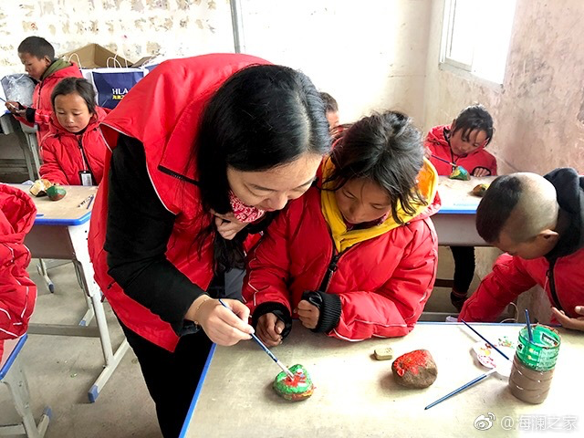 在繪畫課上，孩子們畫出心中想象的世界，不斷汲取關(guān)于美的知識。&ldquo;多一克溫暖&rdquo;帶給孩子們的是未來人生更多的機(jī)會與可能。公益行動不應(yīng)只提供物質(zhì)捐贈，更要加強(qiáng)對山區(qū)孩子們精神世界與未來發(fā)展的重視。