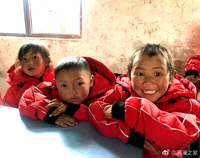 在四川省西南部川滇交界處的大涼山深處，坐落著一所紅旗小學(xué)。每當(dāng)最寒冷的季節(jié)到來，這里的許多孩子們不得不共用一件冬衣御寒。 &ldquo;多一克溫暖&rdquo;與暖流計劃記錄下了孩子們開心的笑臉。這些笑臉，都是&ldquo;多一克溫暖&rdquo;前行中的源源動力。