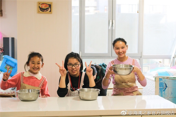 2017年 &ldquo;寒令營&rdquo;團(tuán)隊從不同角度，為北疆山區(qū)的孩子們打開了一個豐富的世界。來到北京，他們觀看了升旗儀式，參觀了故宮，走進(jìn)北京海洋館和動物園。這次寒令營，展現(xiàn)在他們面前的是此前從未看到過的世界，意義非凡。