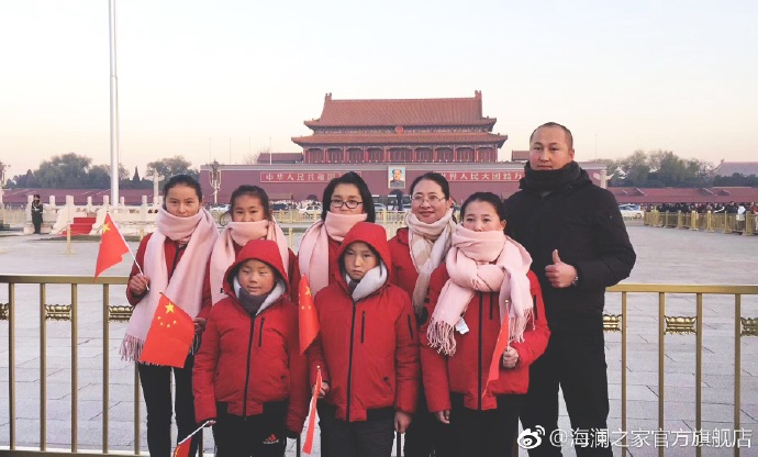 寒令營的第一天，孩子們觀看了升旗儀式，走進(jìn)故宮暢聽歷史故事。祖國的樣貌開始在他們心里清晰，未來的希望開始在他們心中發(fā)芽。海瀾之家&ldquo;多一克溫暖&rdquo;團(tuán)隊帶給孩子們精神世界的富足，照亮孩子們夢想的啟蒙之路。