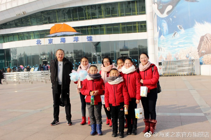 在海洋館，充滿求知欲和好奇心的孩子們像是一個個落入仙境的愛麗絲，不斷地提問，并用手中的紙筆和相機(jī)，記錄每一個畫面和知識，說要回去講給其他小伙伴和家人們聽。