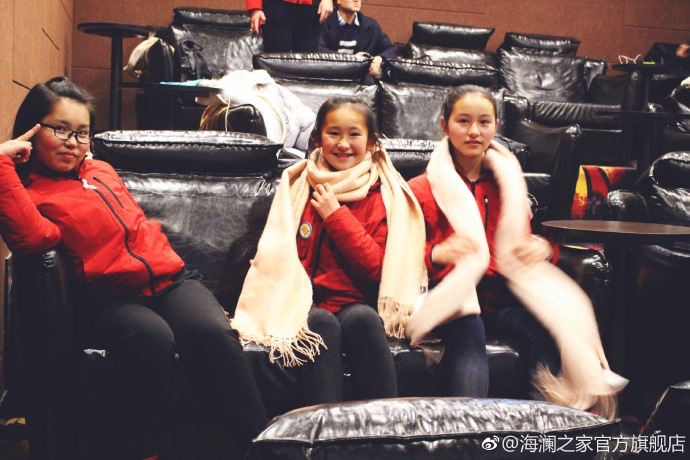 彼時恰逢《尋夢環(huán)游記》上映，&ldquo;寒令營&rdquo;的孩子們一起在電影院觀看了電影，平日里最鬧騰的孩子，在第一次看3D電影時也變得安靜專注。孩子們在這段旅程中增長了見識，一個更豐盛的世界就這樣打開了。