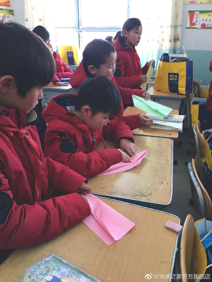&ldquo;多一克溫暖&rdquo;的志愿者為孩子們帶去承載夢想的手工課，孩子們通過剪紙、畫畫、折紙飛機(jī)，讓自己的夢想在手中凝聚，隨紙飛機(jī)一起飛向天空，為凜冬帶來五彩斑斕的希望。