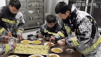 零下14度滅火后 消防員吃飯這一幕讓人心疼！