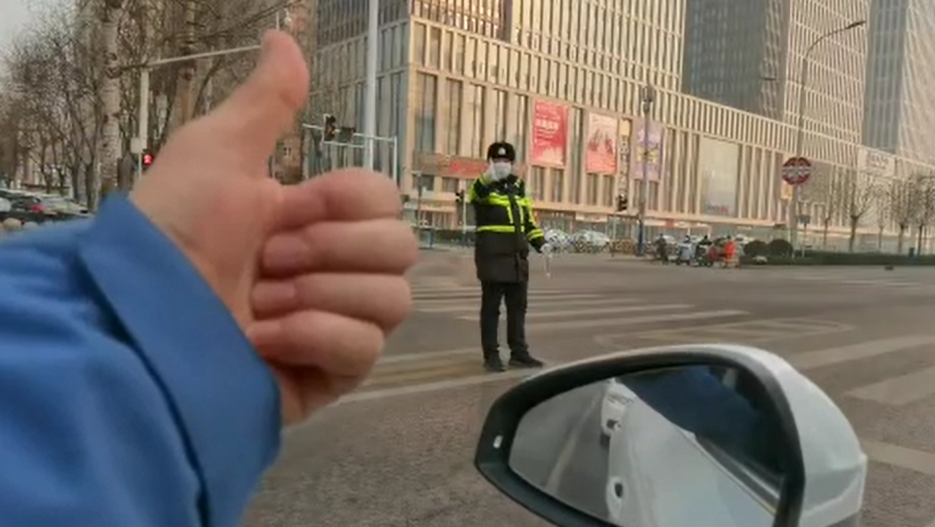 石家莊路人和交警的這個(gè)&ldquo;暗號(hào)&rdquo;，真暖！