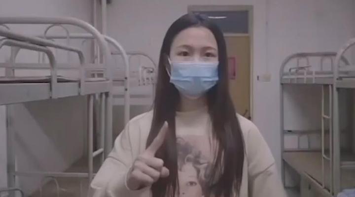 隔離點(diǎn)女孩手勢(shì)舞致敬&ldquo;最美逆行者&rdquo;