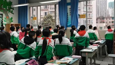 課上到一半，同學(xué)們卻把頭望向了外面！校長說：點(diǎn)贊！