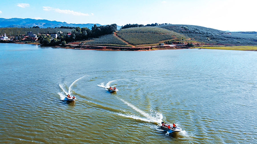 武警官兵&ldquo;乘風(fēng)破浪&rdquo;練尖兵