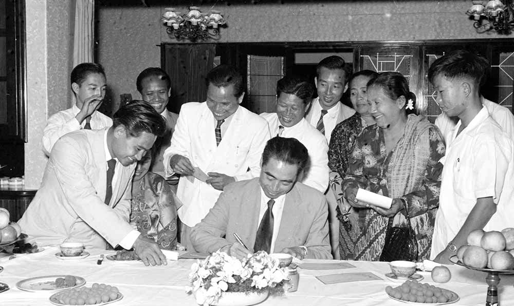 1955年4月25日，為迎接亞非會議而組織的萬隆人民委員會的代表請周恩來總理簽名留念。