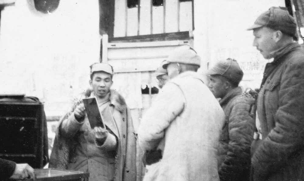 沙飛向參觀者講《晉察冀畫報》的制版情況。