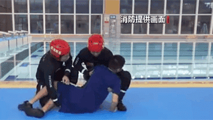 水中遇險 如何自救與施救？黃金30秒 如何將溺水者救上岸？