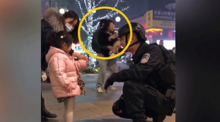 女子被特警圈粉蹲地拍照不想走，男友接下來的舉動(dòng)驚呆網(wǎng)友