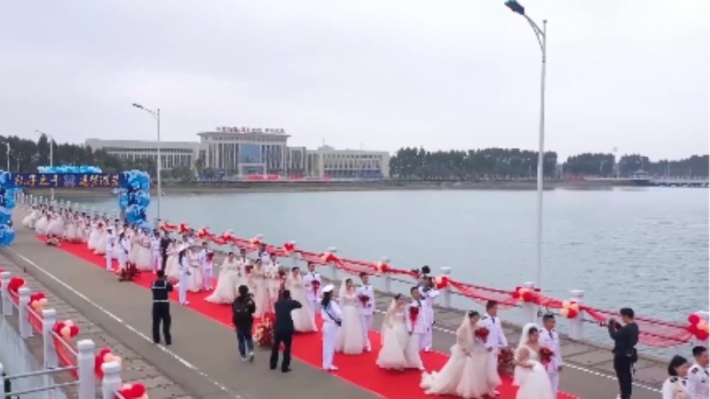 乘風破浪來娶你！海軍某部30對新人舉行集體婚禮