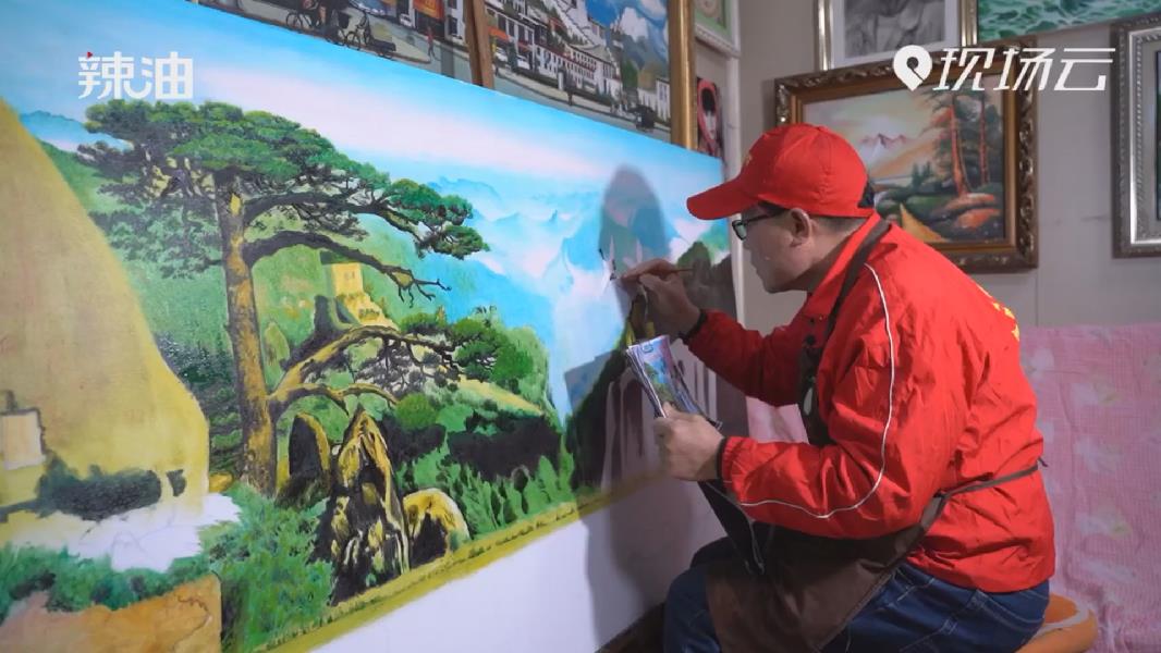 一手煙火一手畫筆 59歲大叔攤著煎餅開(kāi)&ldquo;畫展&rdquo;