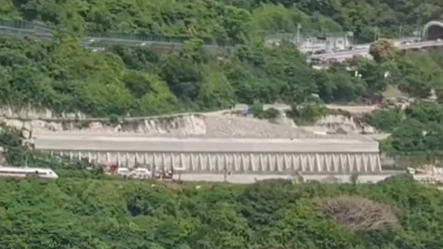 臺(tái)灣花蓮：臺(tái)鐵一列車發(fā)生出軌事故&mdash;&mdash;37人無(wú)生命跡象 多節(jié)車廂變形