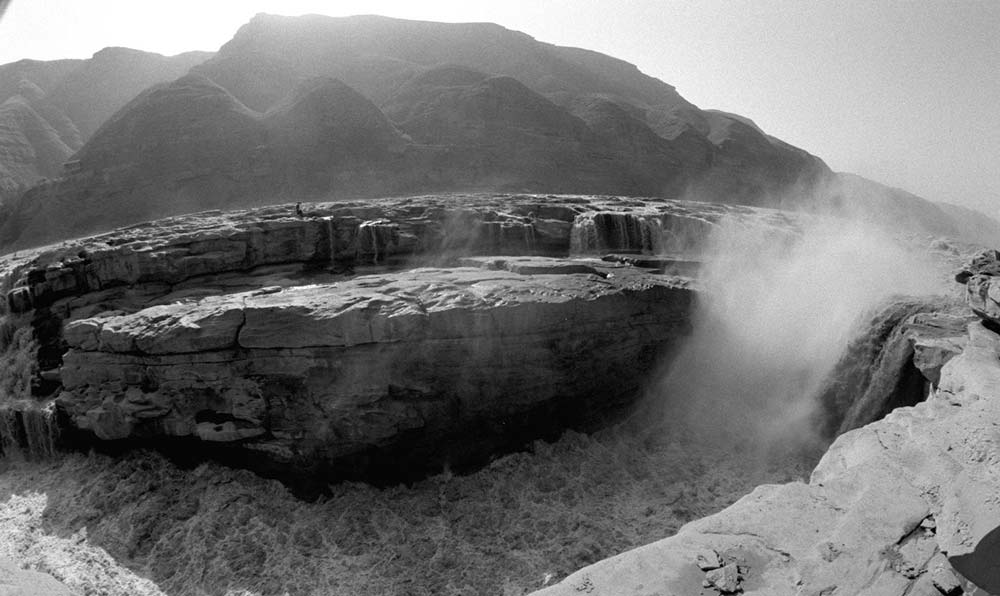 黃河壺口瀑布景色。