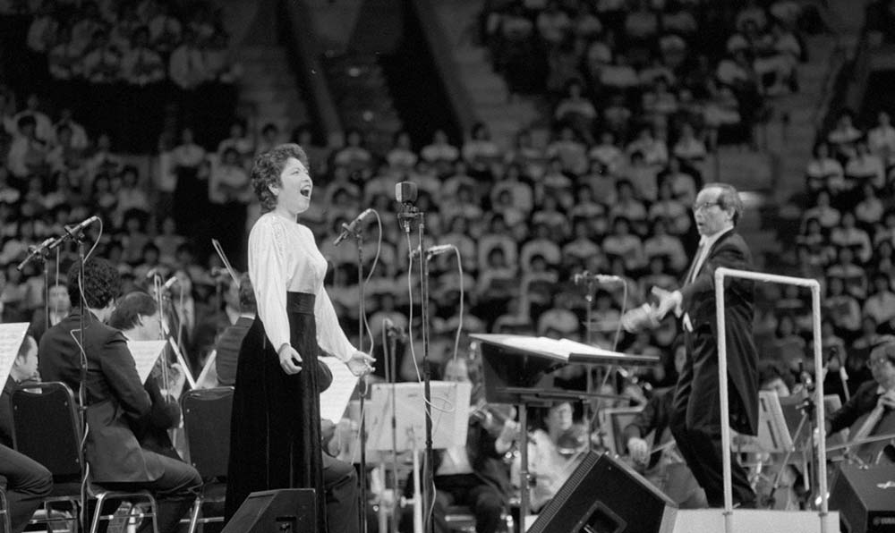 女高音歌唱家汪燕燕在香港&ldquo;黃河音樂節(jié)&rdquo;上演唱《黃河怨》。