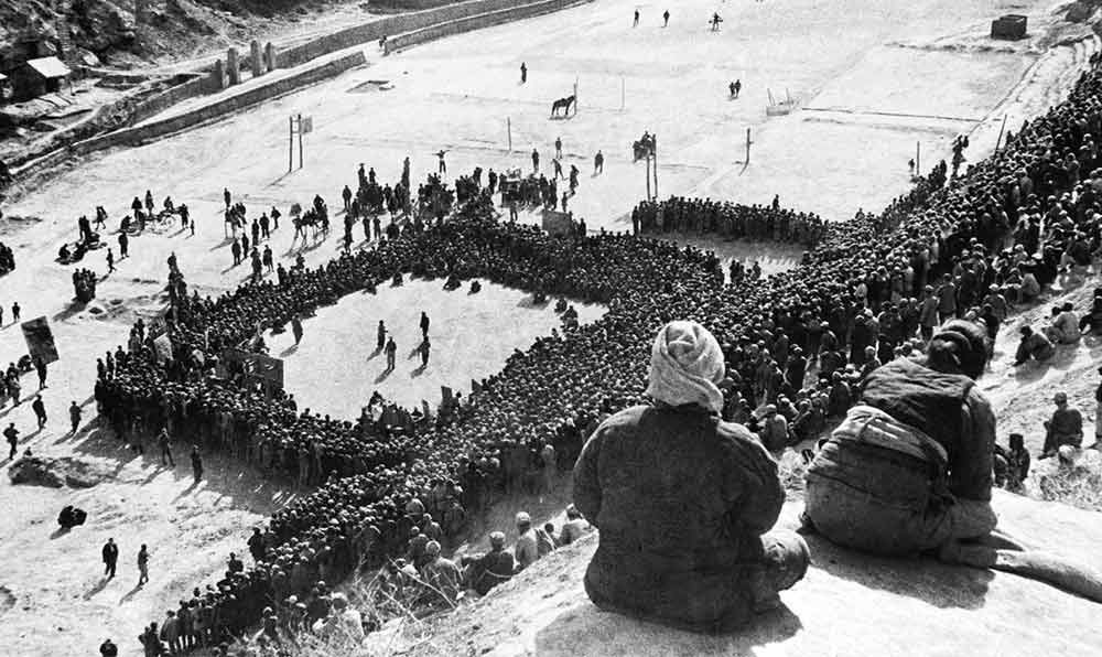 東北文代大會為慶祝斯大林70壽辰，由魯藝文工團演出黃河大合唱。