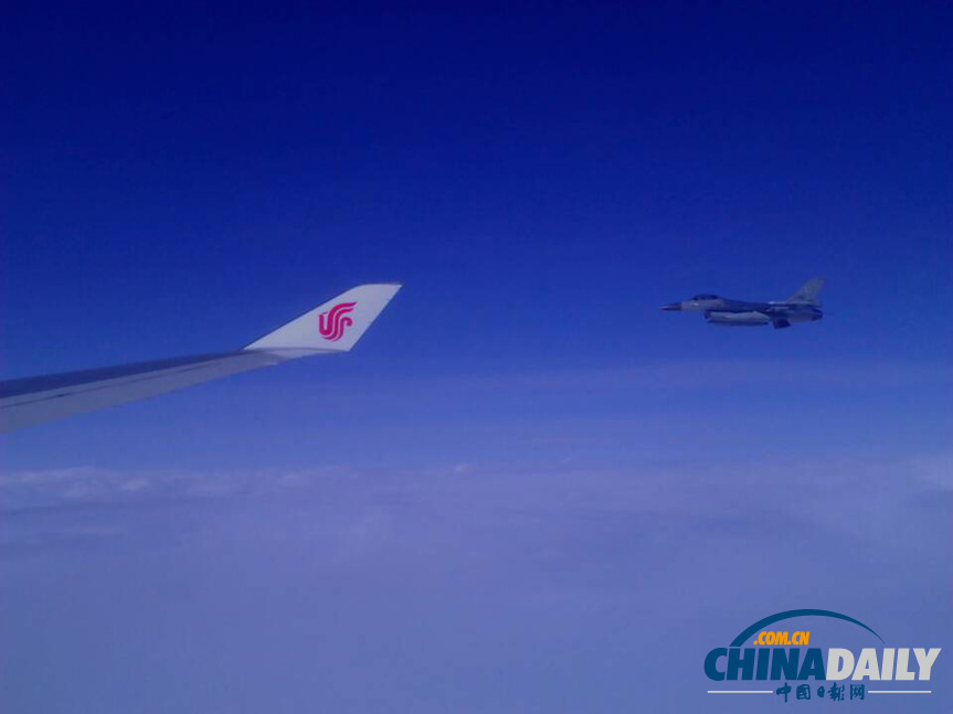 荷蘭皇家空軍2架戰(zhàn)機(jī)為習(xí)近平主席專(zhuān)機(jī)護(hù)航