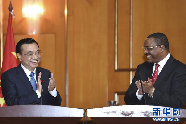 5月4日，國(guó)務(wù)院總理李克強(qiáng)在亞的斯亞貝巴與埃塞俄比亞總理海爾馬里亞姆舉行會(huì)談。這是會(huì)談結(jié)束后，李克強(qiáng)與海爾馬里亞姆共同會(huì)見(jiàn)記者。 新華社記者 李學(xué)仁 攝