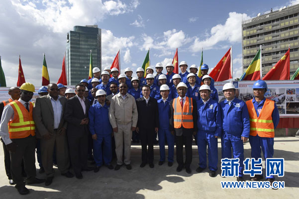 這是李克強同海爾馬里亞姆與施工人員合影留念。新華社記者 李學仁 攝