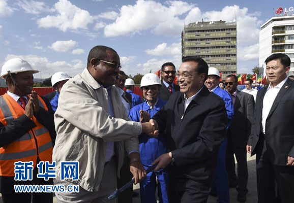 5月5日，中國國務院總理李克強考察亞的斯亞貝巴輕軌項目，埃塞俄比亞總理海爾馬里亞姆陪同。新華社記者 李學仁 攝