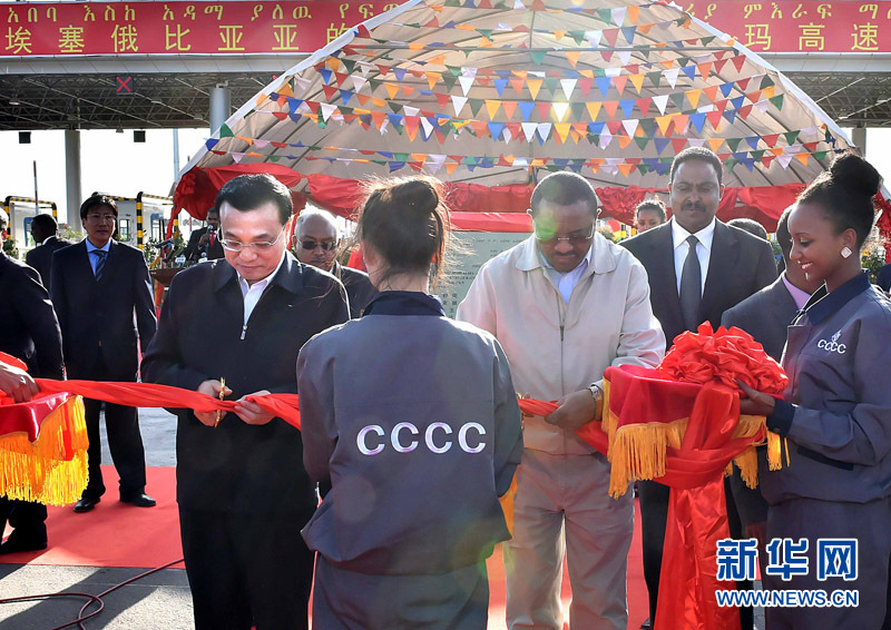5月5日，中國國務(wù)院總理李克強(qiáng)與埃塞俄比亞總理海爾馬里亞姆共同出席亞的斯亞貝巴-阿達(dá)瑪高速公路一期竣工揭牌典禮，并為二期工程開工奠基剪彩。這是李克強(qiáng)與海爾馬里亞姆共同為亞的斯亞貝巴-阿達(dá)瑪高速公路二期工程開工剪彩。新華社記者 李濤 攝 