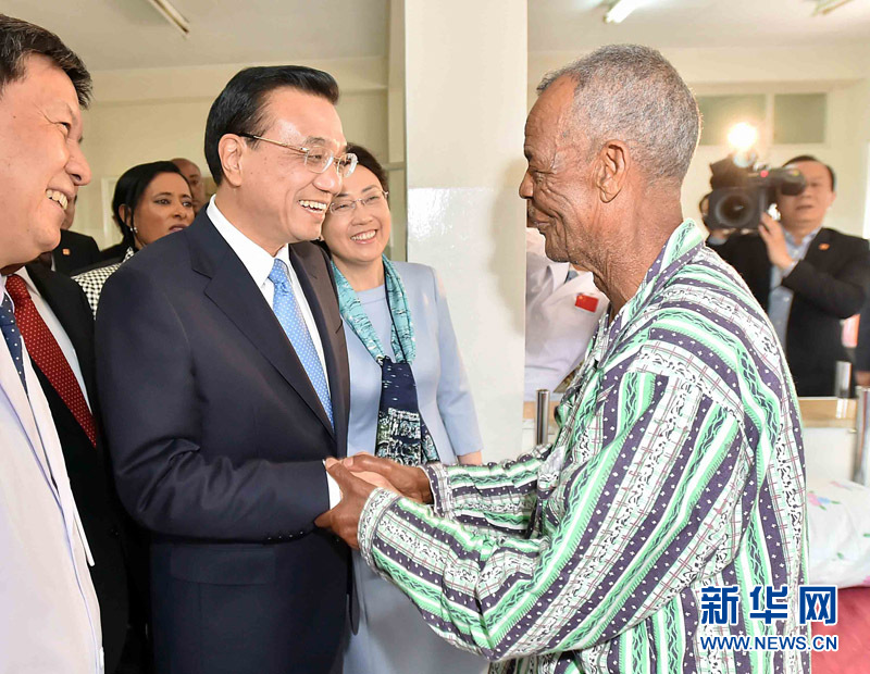 5月6日，中國國務院總理李克強與埃塞俄比亞總統(tǒng)穆拉圖一同來到亞的斯亞貝巴阿勒塔醫(yī)院，看望受益于中國免費白內障手術&ldquo;光明行&rdquo;活動的埃塞俄比亞患者。新華社記者 李濤 攝 