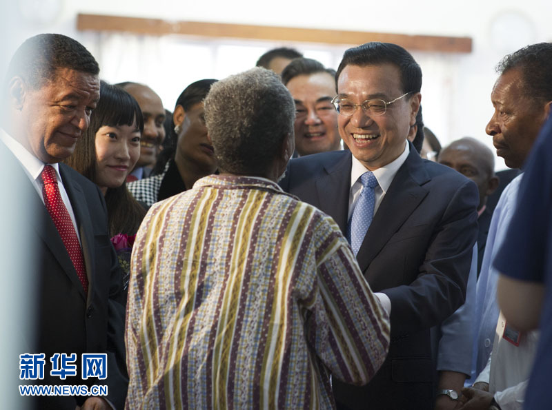 5月6日，中國國務院總理李克強與埃塞俄比亞總統(tǒng)穆拉圖一同來到亞的斯亞貝巴阿勒塔醫(yī)院，看望受益于中國免費白內障手術&ldquo;光明行&rdquo;活動的埃塞俄比亞患者。新華社記者 謝環(huán)馳 攝 