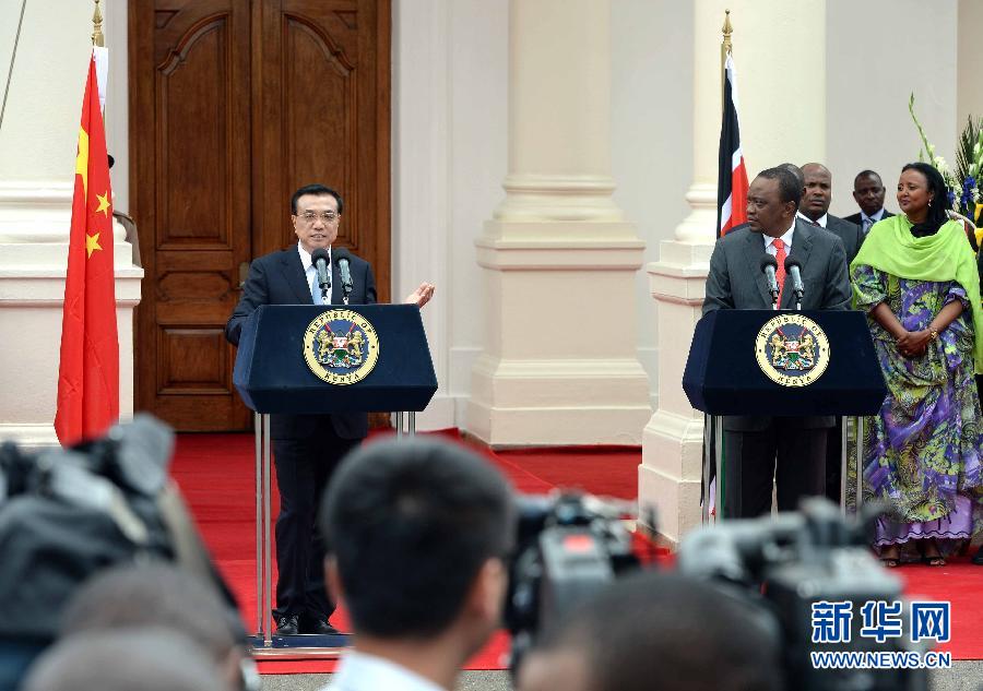 5月10日，中國(guó)國(guó)務(wù)院總理李克強(qiáng)在肯尼亞國(guó)家宮與肯總統(tǒng)肯雅塔舉行會(huì)談后共同會(huì)見(jiàn)記者。 新華社記者 李濤 攝 
