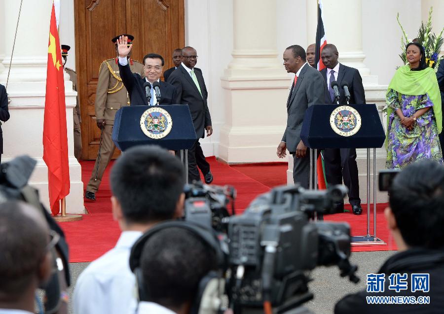 5月10日，中國(guó)國(guó)務(wù)院總理李克強(qiáng)在肯尼亞國(guó)家宮與肯總統(tǒng)肯雅塔舉行會(huì)談后共同會(huì)見(jiàn)記者。 新華社記者 李濤 攝 