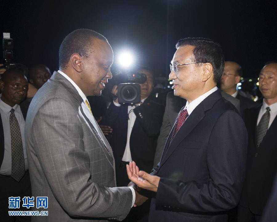 5月9日，應(yīng)肯尼亞總統(tǒng)肯雅塔邀請(qǐng)，中國(guó)國(guó)務(wù)院總理李克強(qiáng)乘專機(jī)抵達(dá)內(nèi)羅畢肯雅塔國(guó)際機(jī)場(chǎng)，開始對(duì)肯尼亞進(jìn)行正式訪問。李克強(qiáng)總理夫人程虹同機(jī)抵達(dá)?？夏醽喛偨y(tǒng)肯雅塔和副總統(tǒng)魯托率肯政府高級(jí)官員到機(jī)場(chǎng)迎接。新華社記者 謝環(huán)馳 攝 