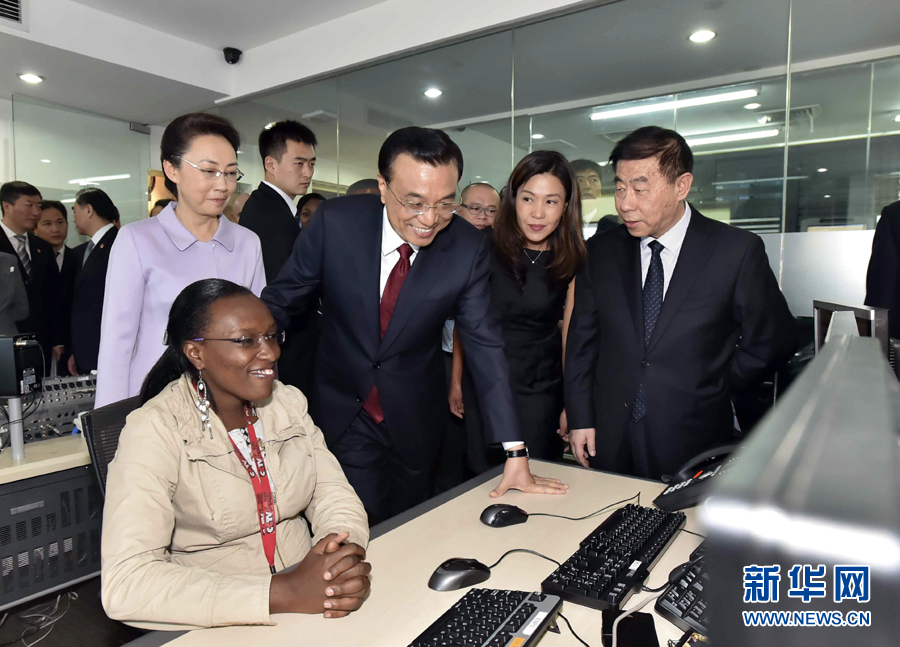 5月11日，中國國務(wù)院總理李克強(qiáng)在肯尼亞首都內(nèi)羅畢看望并慰問中央電視臺非洲分臺員工。 新華社記者 李濤 攝 