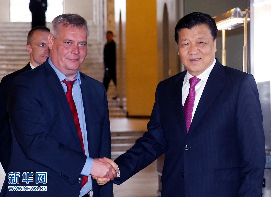 6月13日，中共中央政治局常委、中央書記處書記劉云山在赫爾辛基會(huì)見芬蘭社民黨主席、財(cái)政部長(zhǎng)林內(nèi)。 新華社記者姚大偉攝