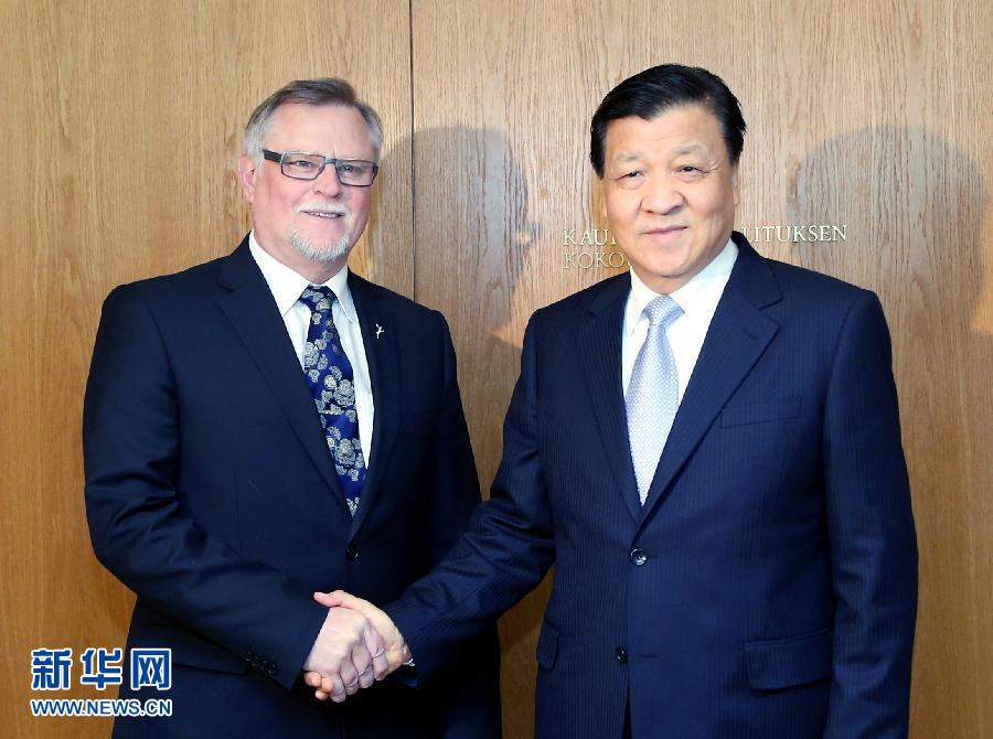 6月14日，中共中央政治局常委、中央書(shū)記處書(shū)記劉云山在芬蘭羅瓦涅米會(huì)見(jiàn)羅瓦涅米市長(zhǎng)羅特沃寧。 新華社記者姚大偉攝