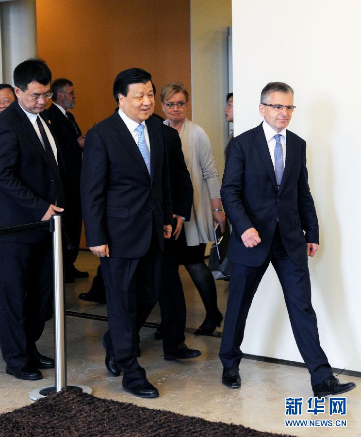 6月13日，中共中央政治局常委、中央書(shū)記處書(shū)記劉云山在赫爾辛基與赫爾辛基市長(zhǎng)帕尤寧共同出席中芬有關(guān)文化藝術(shù)合作及交流活動(dòng)的諒解備忘錄簽字儀式。新華社記者饒愛(ài)民攝