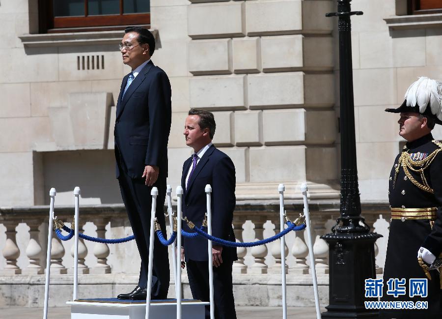 6月17日，中國國務(wù)院總理李克強在倫敦唐寧街10號首相府同英國首相卡梅倫舉行中英總理年度會晤。這是會晤前，卡梅倫為李克強舉行隆重的歡迎儀式。新華社記者 龐興雷 攝 