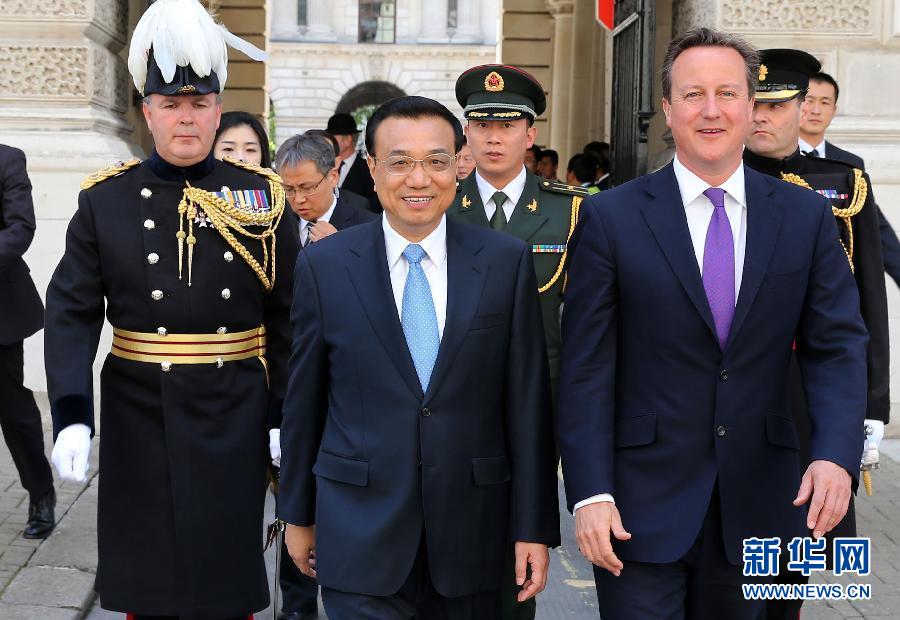 6月17日，中國國務(wù)院總理李克強在倫敦唐寧街10號首相府同英國首相卡梅倫舉行中英總理年度會晤。新華社記者 龐興雷 攝