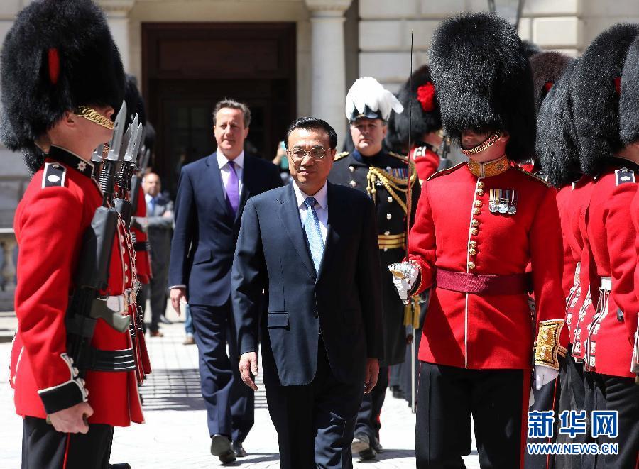 6月17日，國務(wù)院總理李克強在倫敦唐寧街10號首相府同英國首相卡梅倫舉行中英總理年度會晤。這是會晤前，卡梅倫為李克強舉行隆重的歡迎儀式。新華社記者 龐興雷 攝